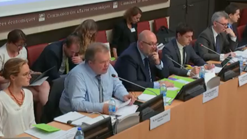 Au centre, Jean-Baptiste Moreau, député de la Creuse, et Stéphane Travert, ministre de l’Agriculture, devant la commission des affaires économiques de l’Assemblée nationale. Capture d’écran.